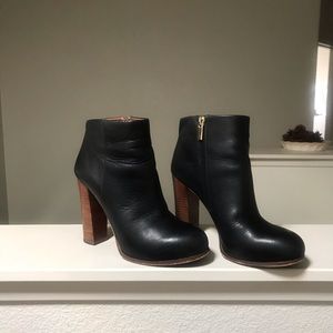 Vince Camuto Grenadine black leather booties Sz 6